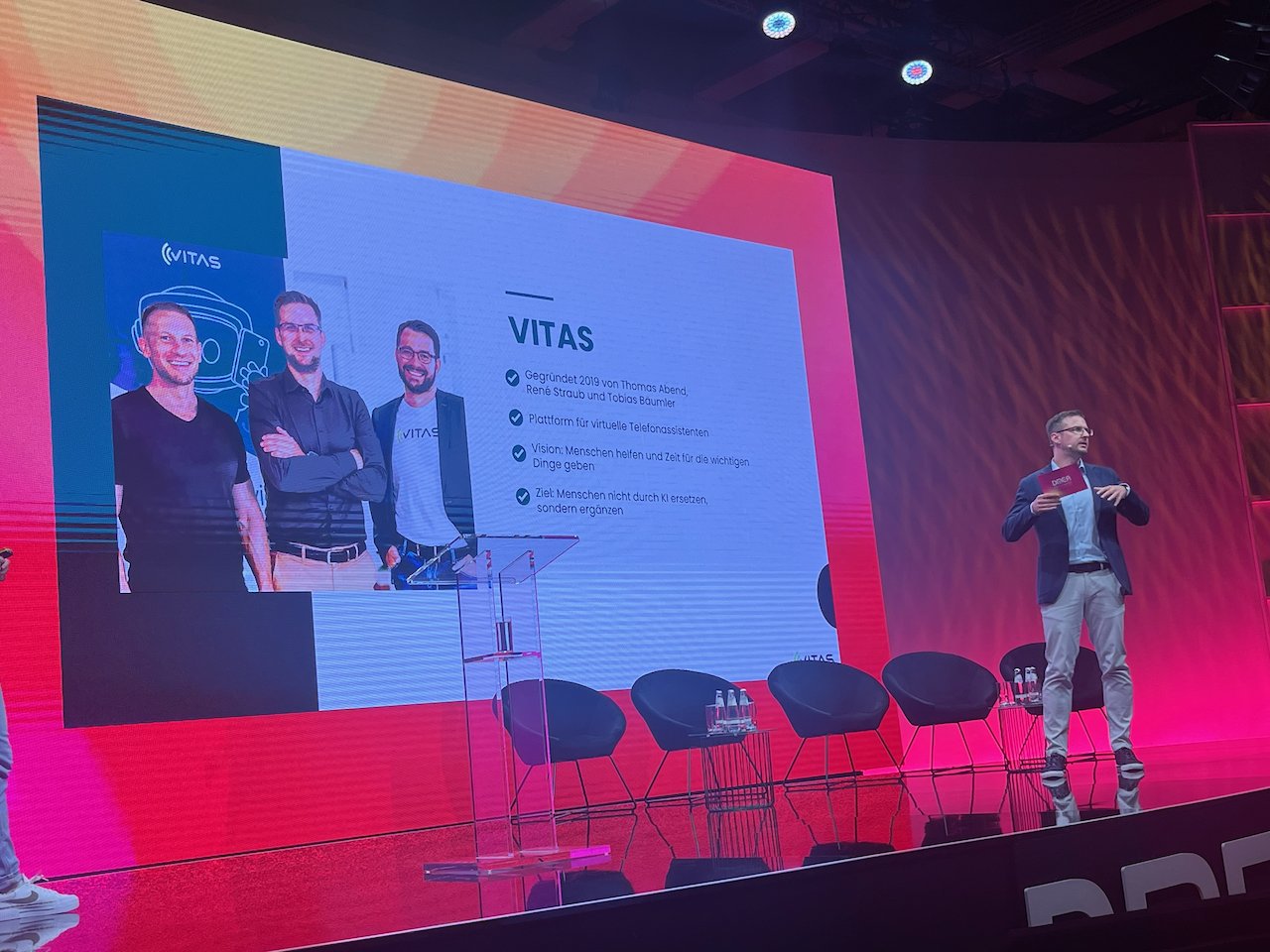 Tobias Bäumler als Speaker auf einer Konferenzbühne