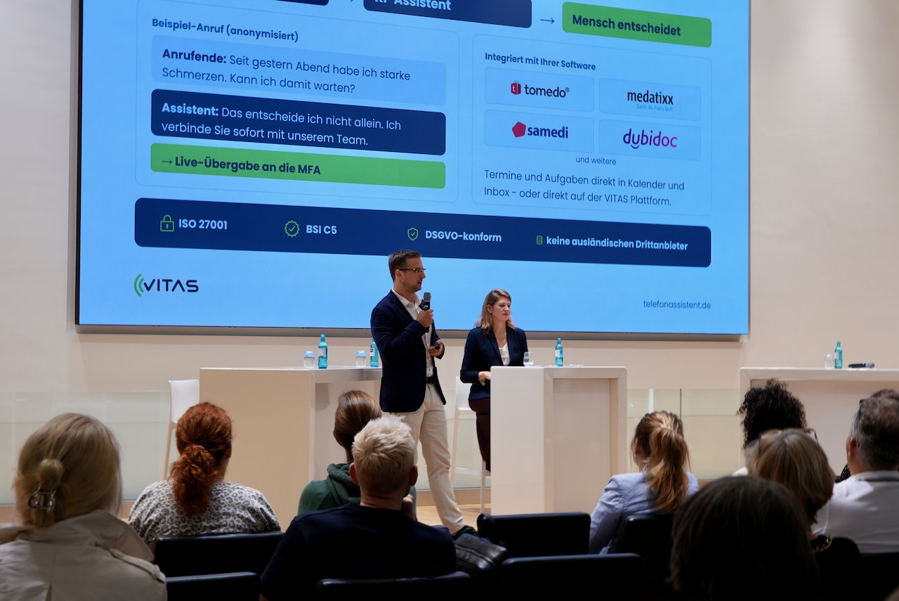 Tobias Bäumler bei einem Vortrag auf einer Fachkonferenz